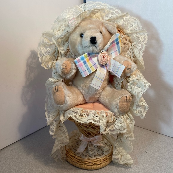 Dan Dee Vintage Victorian jointed Teddy Bear sitting on Wicker Peacock Chair - Picture 3 of 7